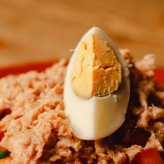 Tapa De Aliños Con Salpicón De Atún