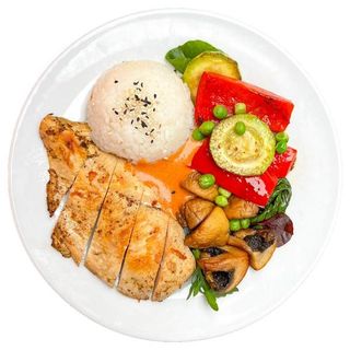 Курка гриль з овочами та рисом