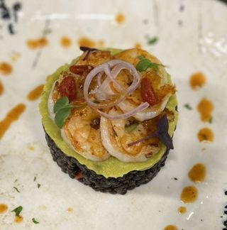 Белуга леща с авокадо и скариди