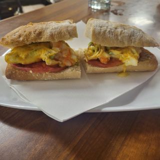 Bocadillo De Tortilla De Ajetes Con Gambas
