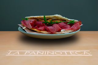 20 Bresaola, brie, porcini, rucola, olio al tartufo, limone e pepe