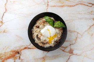 Вівсяна каша з яйцем пашот та трюфелем (380г)