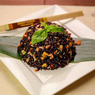 Riso venere saltato al salmone affumicato