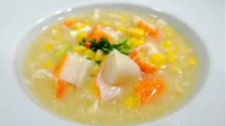 Sopa con maíz y cangrejo