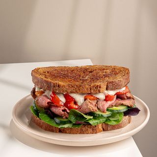 Сендвіч з яловичиною та маринованим перцем