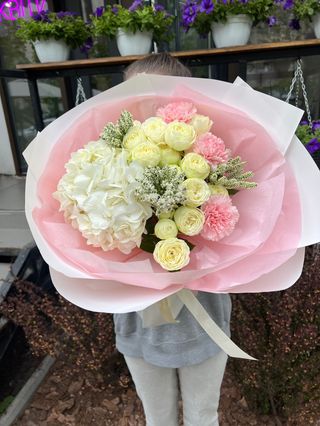 Букет з гортензією, півоноподібною трояндою та діантуосм 