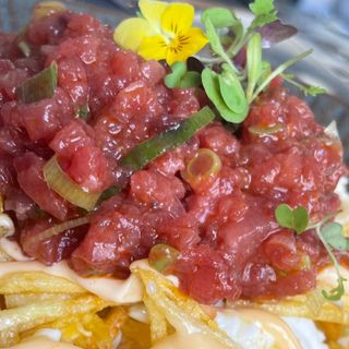 Huevos Rotos Con Tartar De Atún Picante