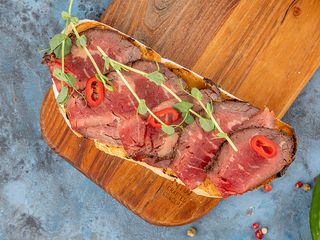 BRUSCHETTA З ВОГНЯНИМ РОСТБІФОМ