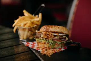 Burger de Luxe sa pomfritom