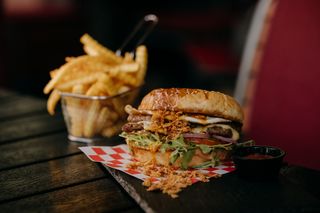 Burger de Luxe sa pomfritom