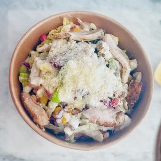 Салата с пиле (300г)