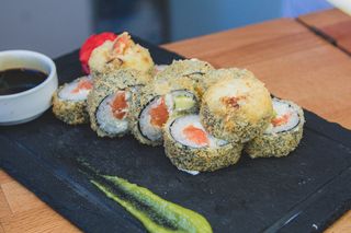 Fried unagi salmon roll