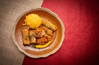 Sarmale cu carne in foi de varza, cu sunculita si mamaliga