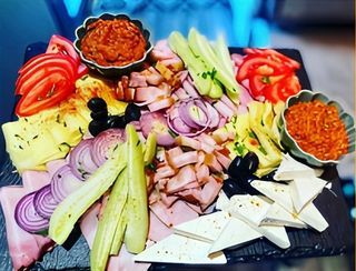 Platou aperitiv țărănesc pentru 4 persoane