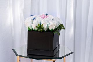 Aranjament mixt 25 trandafiri (alb/ roz/ rosu/ galben/ mov)