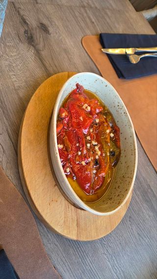 Zapečene paprike u sosu od bijelog luka i sira