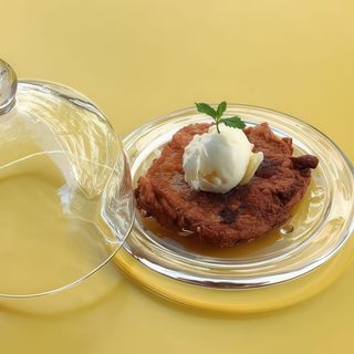 Torrija Caramelizada Con Helado De Vainilla