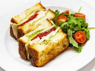 Sándwich de Pollo, Pesto y Pimientos Asados