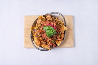 Naładowane totopos z szarpanym boczniakiem