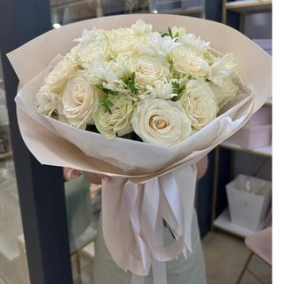 15 білих троянд з фрезією