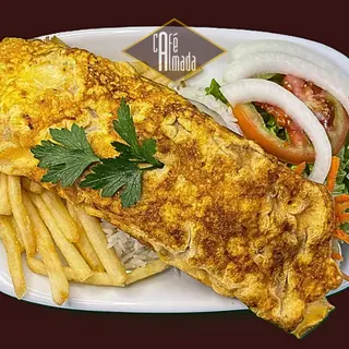 Omelete portuguesa com arroz, batata e salada