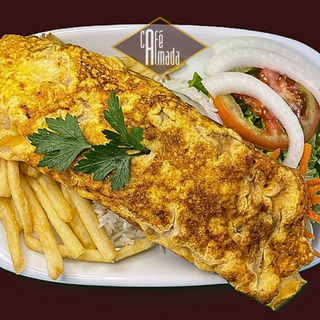 Omelete portuguesa com arroz, batata e salada