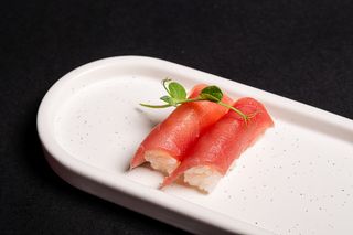 76. Nigiri tonno