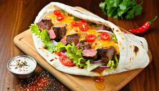 Пикантен телешки дюнер с чедър