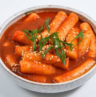 Токпокки с сыром и сосисками