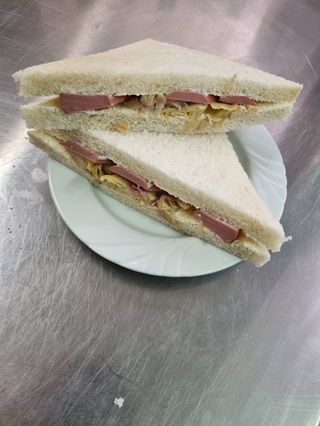 Tramezzino con wurstel e carciofini