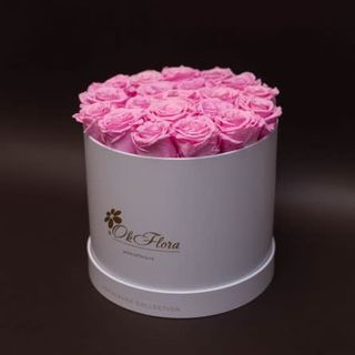 17 trandafiri criogenați roz în cutie de lux mare alba