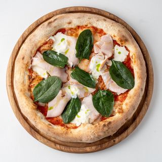 Пицца с индейкой шпинатом и страчателлой (450г)