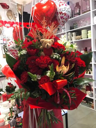 Bukiet walentynkowy DUŻY z misiem