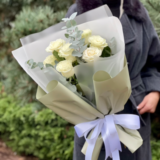 Bukiet z białej róży i eukaliptusa