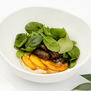 Salată cu ficat de pui și mere caramelizate