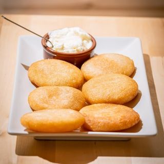 Arepitas fritas con nata criolla