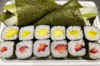 A14 - Temaki de Vegetais, Rolo de Manga e Rolo de Morango (14 un.)