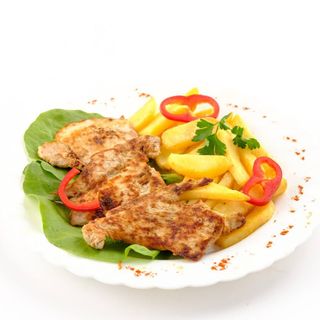 2 porții de cotlet la grătar + 2 porți de cartofi prăjiți