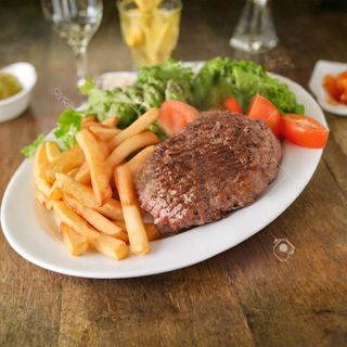 Kebab no Prato com Salada e Batatas Fritas