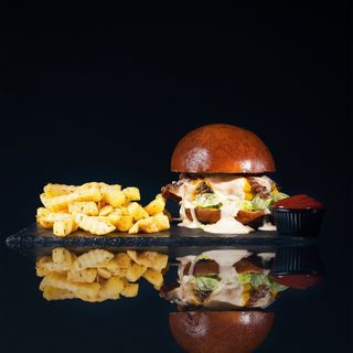 ბეკონ ბურგერი (+ ფრი და კეჩუპი)