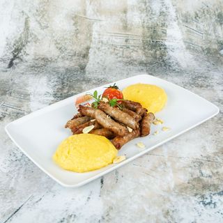 Cârnăciori proaspeți la tigaie cu mămăliguță