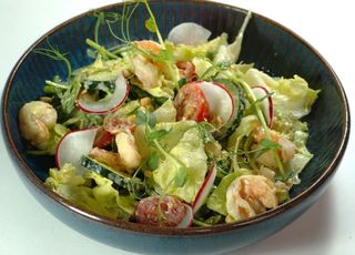 Салат из рукколы с креветками