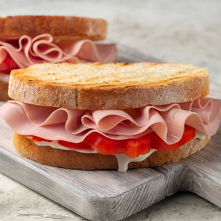 Sándwich De York Lechuga, tomate, mayonesa, bonito y huevo