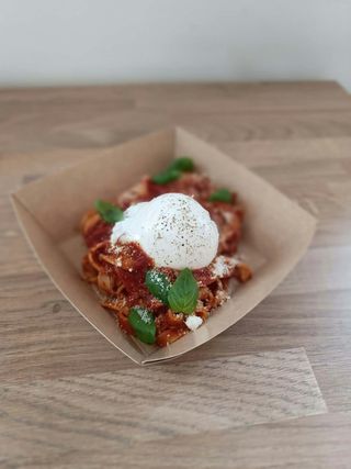Tagliatelle z sosem pomidorowym i burratą