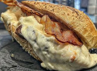 Panino con hamburger, prosciutto cotto e formaggio