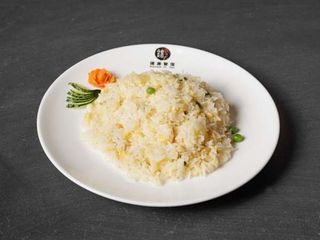 Riso saltato con ananas e pinoli