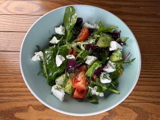 Салат зі свіжих овочів із Фетою та зеленню (220g)