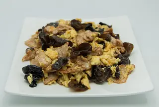 Porc cu urechi de lemn si ou