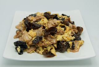 Porc cu urechi de lemn si ou