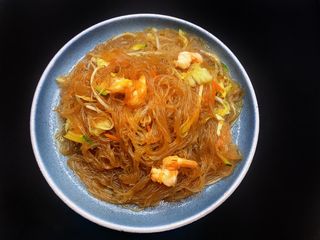 78. Spaghetti di soia con gamberi e verdure